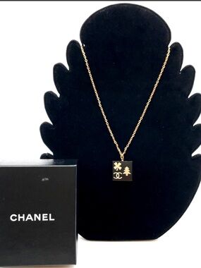 CHANEL💜 Limited Edition X-MÁS/Clover Charm Necklace W/Box -Authentic-EUC